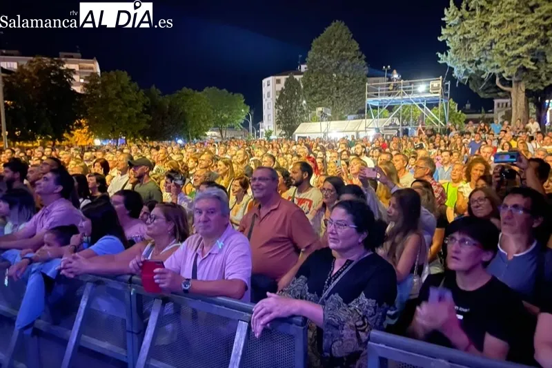 Rozalén ofrecía el concierto de Ferias y Fiestas en el parque La Huerta