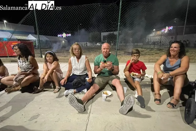 La parrillada solidaria de fiestas en Peñaranda se ha vivido de manera multitudinaria