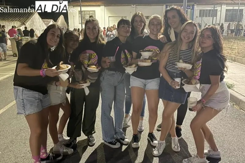 La parrillada solidaria de fiestas en Peñaranda se ha vivido de manera multitudinaria