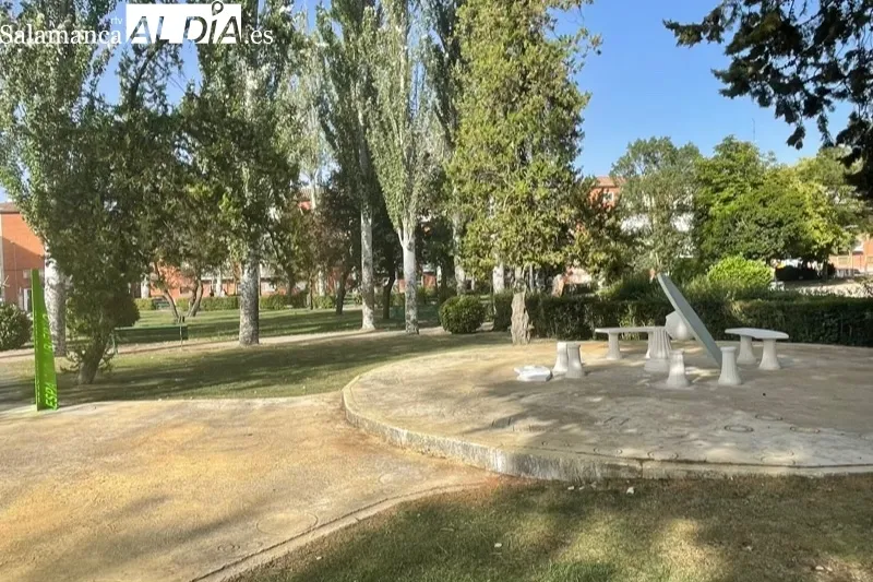 Los vándalos han destrozado la zona de asientos colocada hace una semana en Los Jardines
