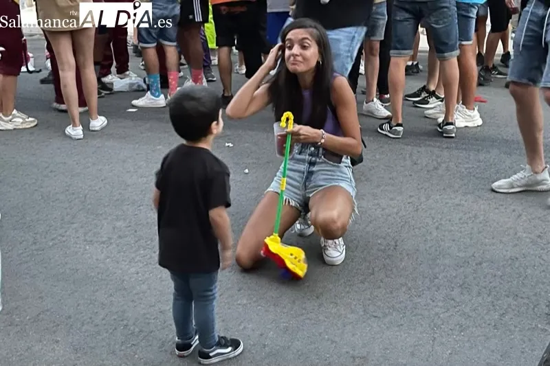 Las peñas recorrían las calles de Babilafuente para dar la bienvenida a las fiestas patronales 2022
