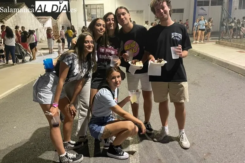 La parrillada solidaria de fiestas en Peñaranda se ha vivido de manera multitudinaria