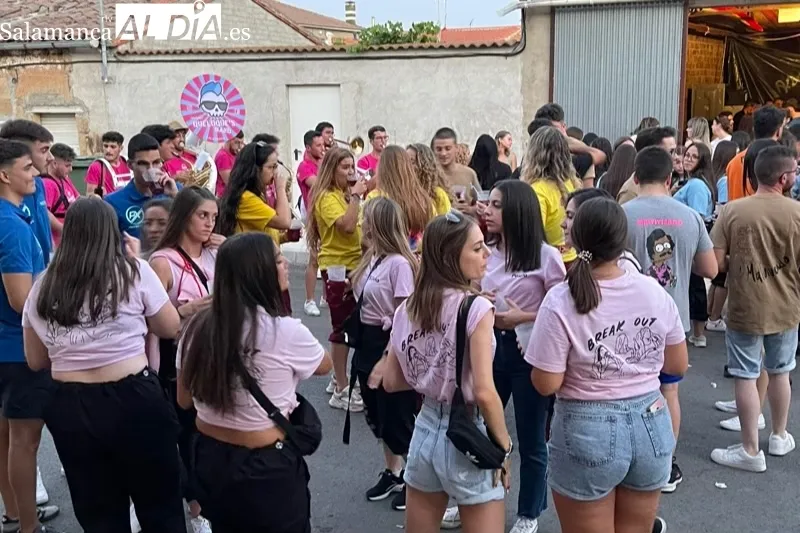 Las peñas recorrían las calles de Babilafuente para dar la bienvenida a las fiestas patronales 2022
