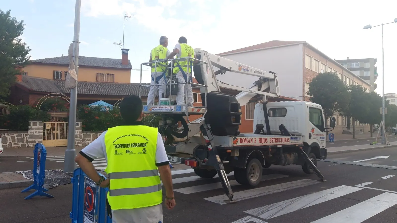 Foto 2 - Los integrantes del Programa 'Ecopintura Pe&ntilde;aranda' arrancan agosto con una acci&oacute;n centrada en el pintado de farolas