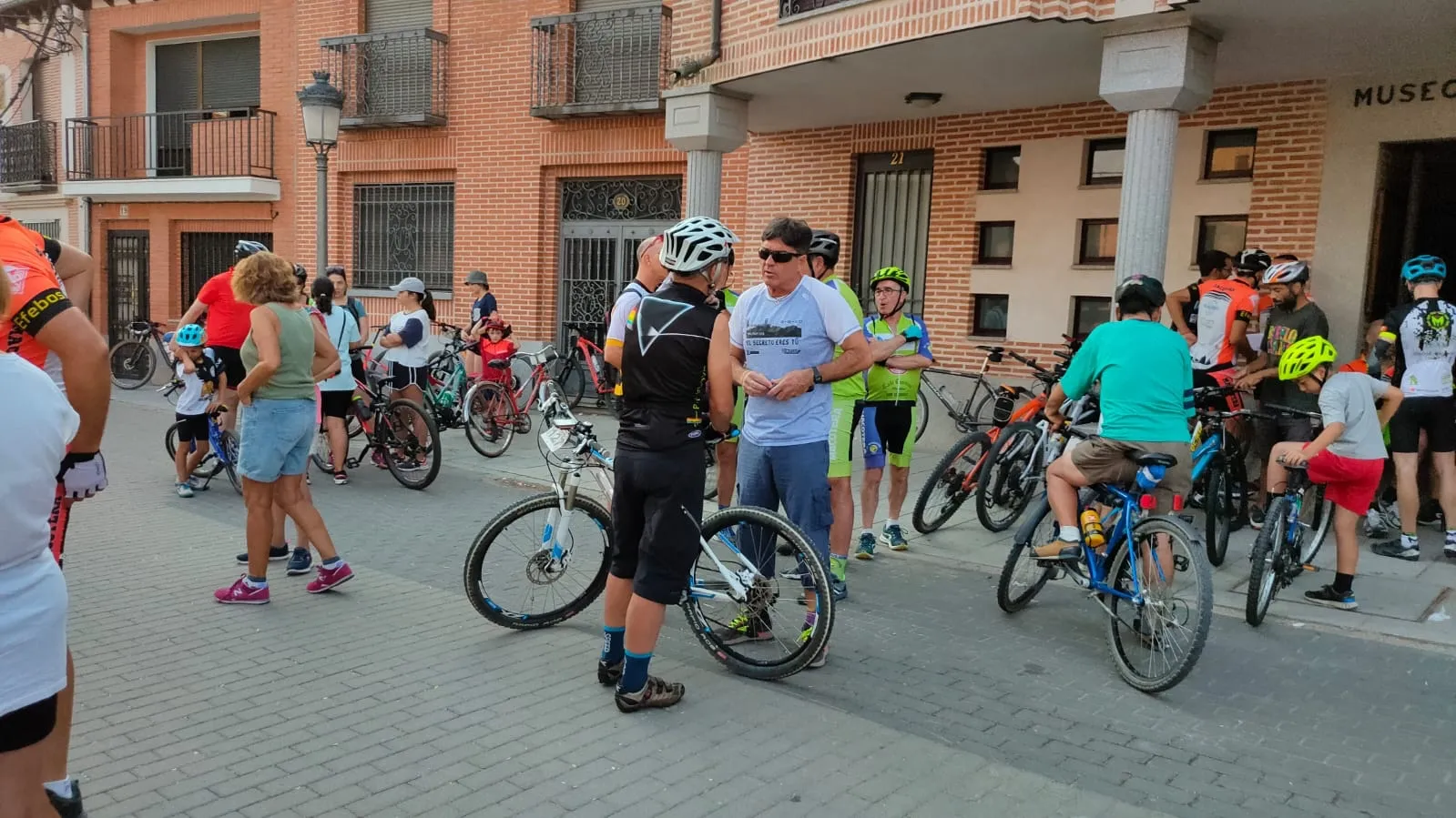 La IV Vuelta Ciclista a Macotera salía desde la Plaza Mayor
