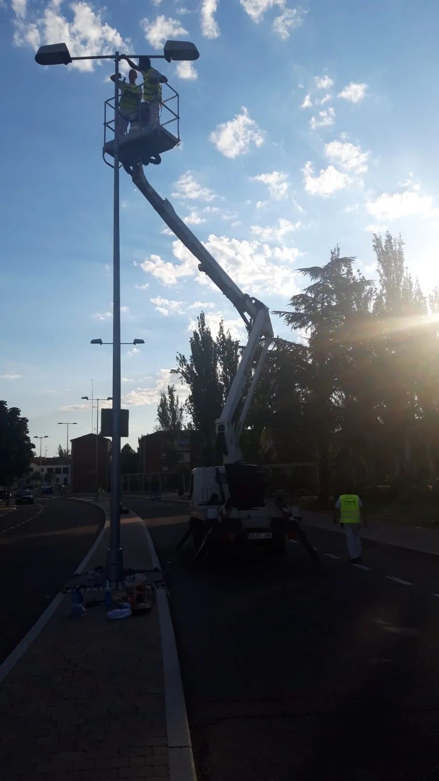 Foto 5 - Los integrantes del Programa 'Ecopintura Pe&ntilde;aranda' arrancan agosto con una acci&oacute;n centrada en el pintado de farolas