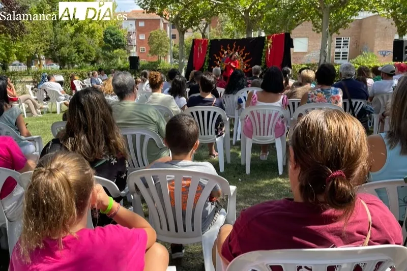 Charo Jaular llevaba a cabo un cuentacuentos en el parque Los Jardines