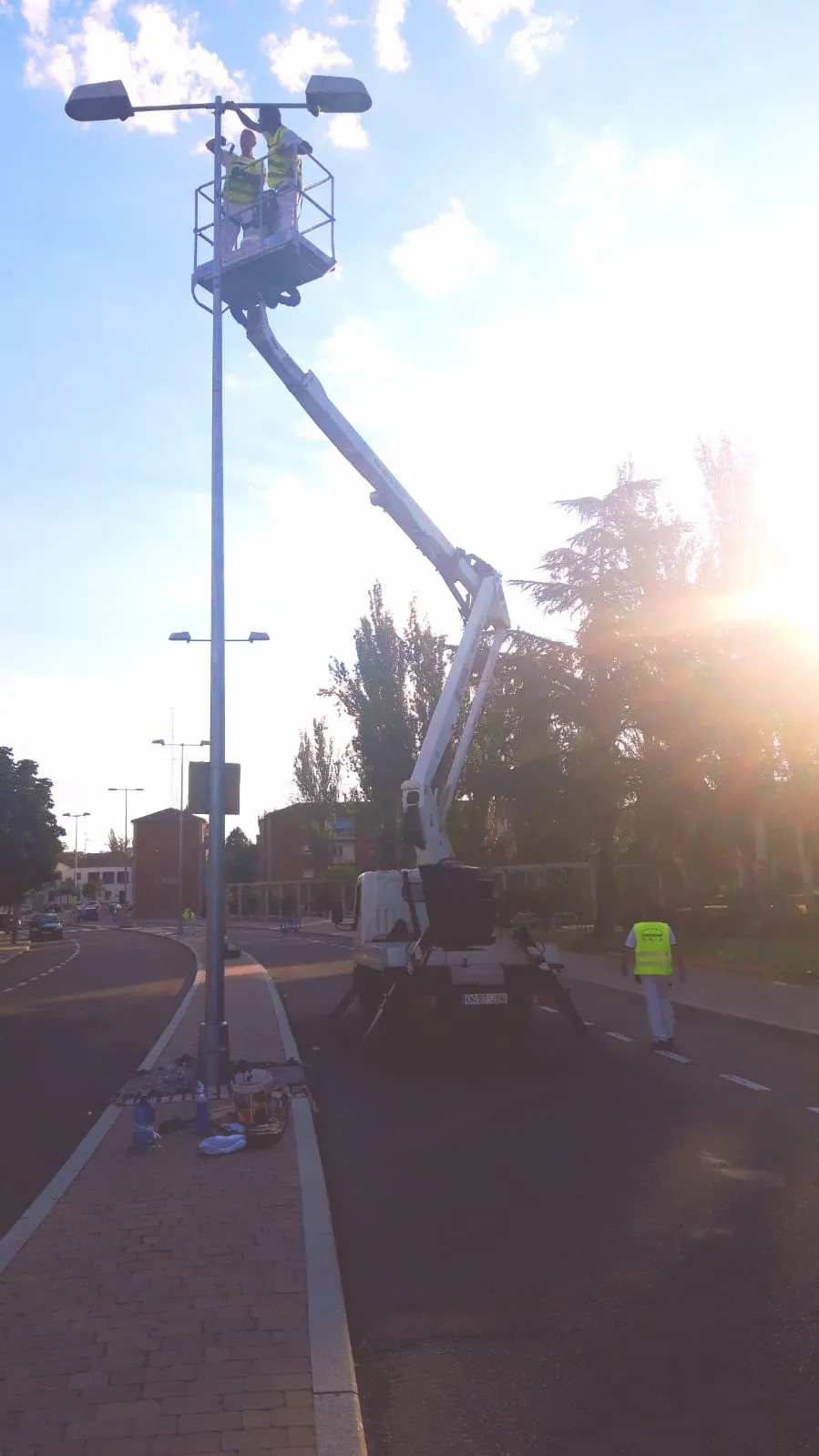 Foto 3 - Los integrantes del Programa 'Ecopintura Pe&ntilde;aranda' arrancan agosto con una acci&oacute;n centrada en el pintado de farolas