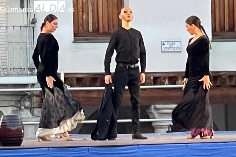 Arvine Danza llevaba a la Plaza de la Constitución su espectáculo Vinum  