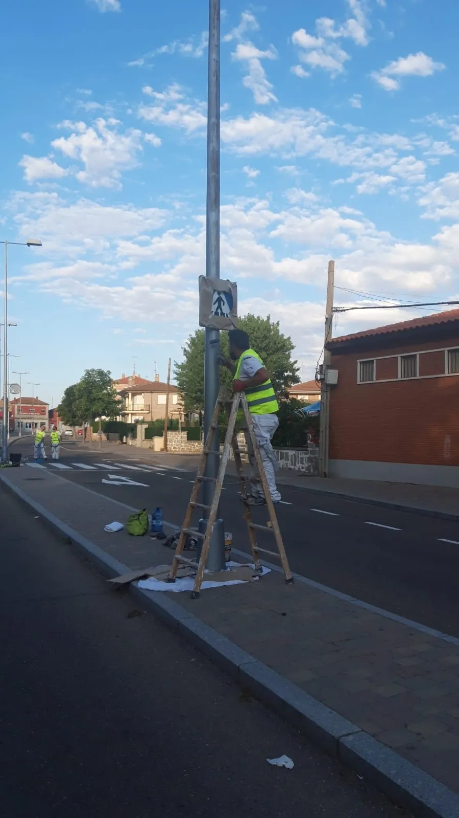 Foto 8 - Los integrantes del Programa 'Ecopintura Pe&ntilde;aranda' arrancan agosto con una acci&oacute;n centrada en el pintado de farolas