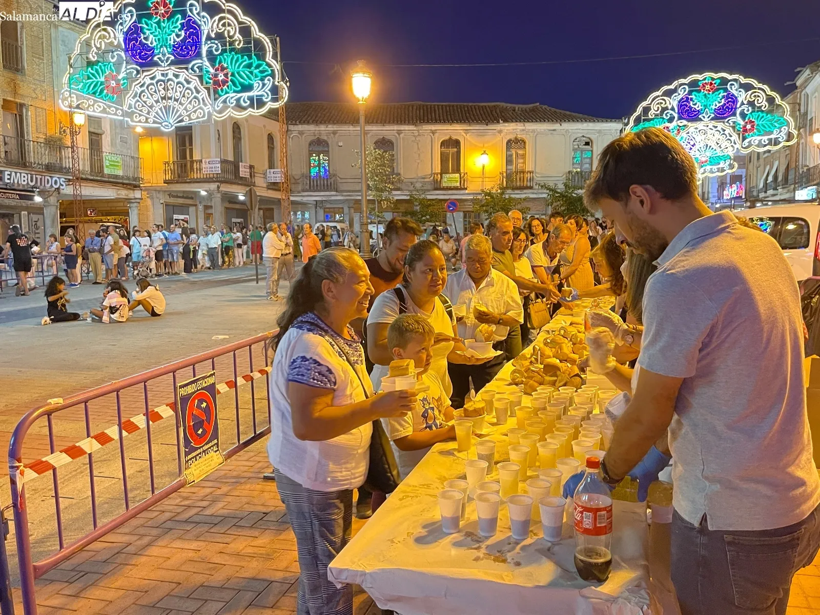 Multitud de personas han participado en la merienda de la carne de novillo