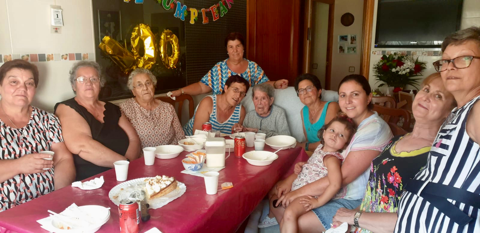 Esperanza Sánchez ha celebrado su centenario junto a familia y amigos