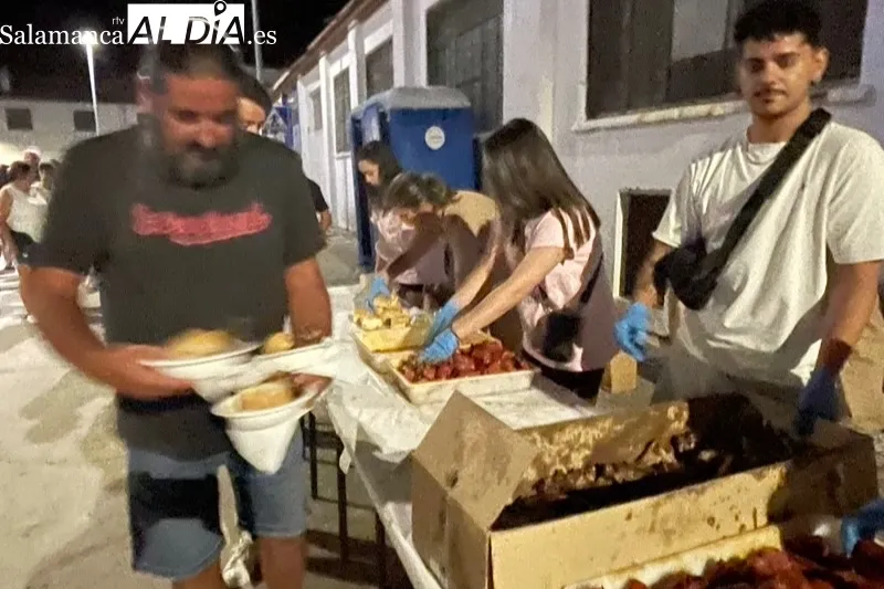 La parrillada solidaria de fiestas en Peñaranda se ha vivido de manera multitudinaria