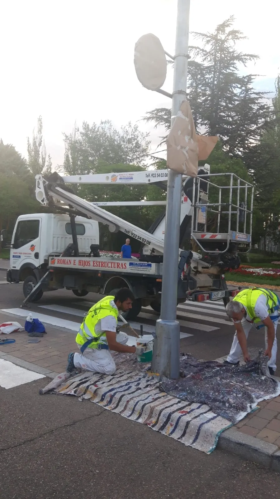 Foto 9 - Los integrantes del Programa 'Ecopintura Pe&ntilde;aranda' arrancan agosto con una acci&oacute;n centrada en el pintado de farolas