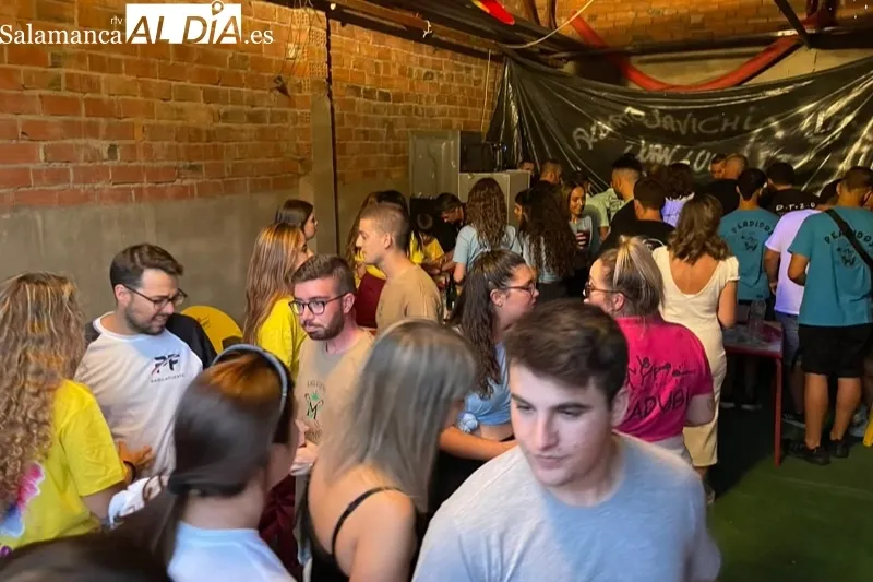 Las peñas recorrían las calles de Babilafuente para dar la bienvenida a las fiestas patronales 2022