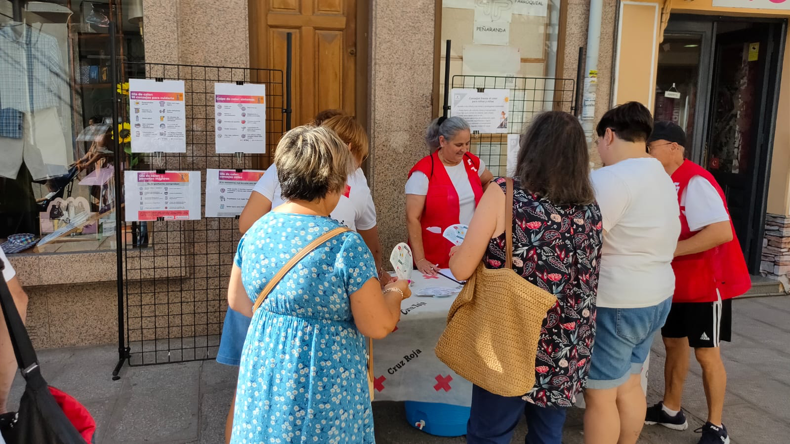 Cruz Roja instalaba una mesa informativa frente a las olas de calor
