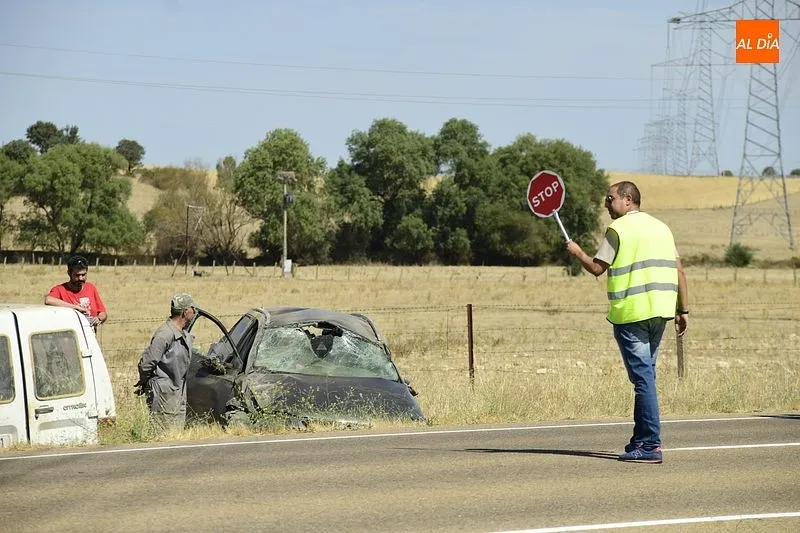 Foto 8 - Un turismo impacta en la carretera de C&aacute;ceres contra una furgoneta que estaba haciendo un giro