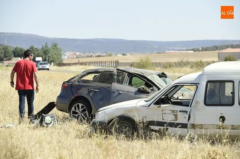 Foto 7 - Un turismo impacta en la carretera de C&aacute;ceres contra una furgoneta que estaba haciendo un giro