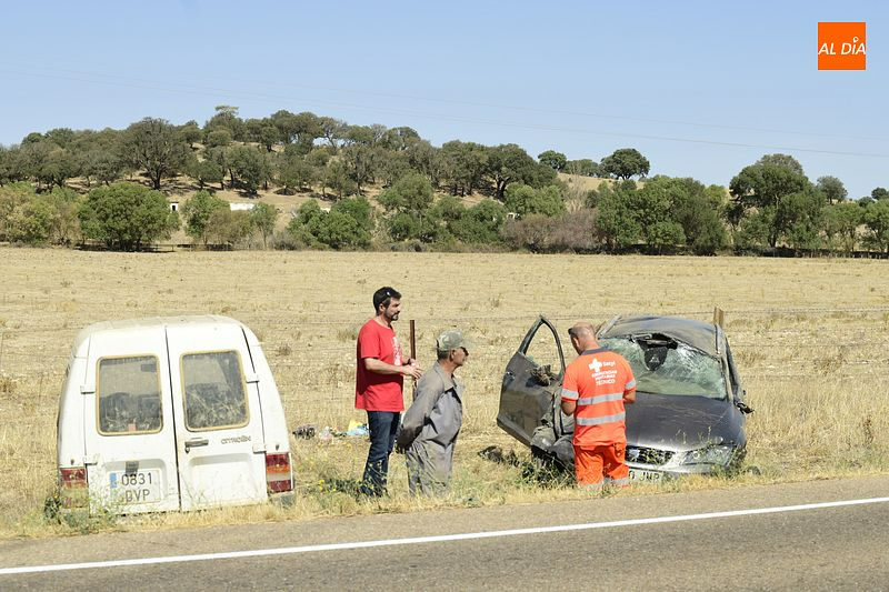 Foto 6 - Un turismo impacta en la carretera de Cáceres contra una furgoneta que estaba haciendo un giro