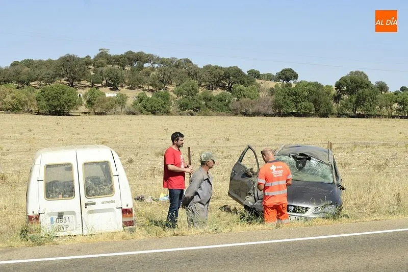 Foto 6 - Un turismo impacta en la carretera de C&aacute;ceres contra una furgoneta que estaba haciendo un giro