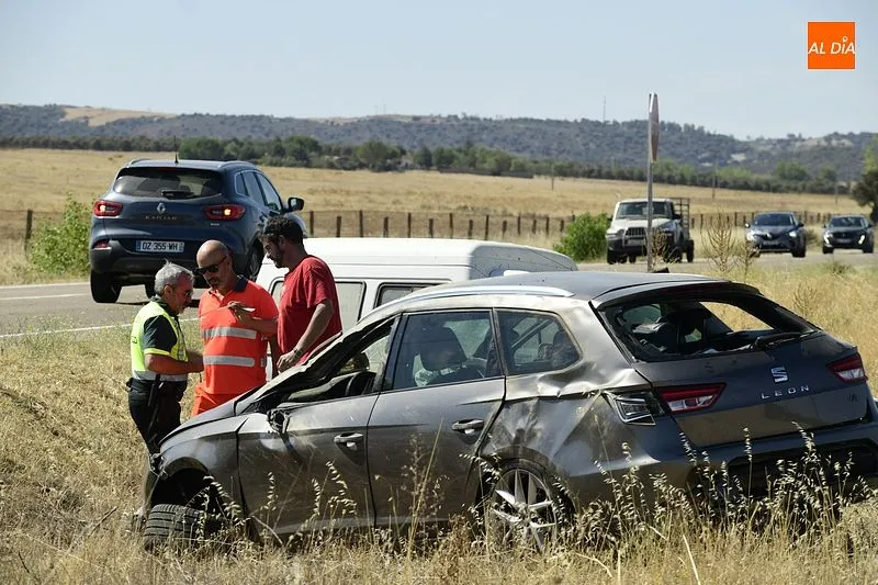 Foto 5 - Un turismo impacta en la carretera de C&aacute;ceres contra una furgoneta que estaba haciendo un giro
