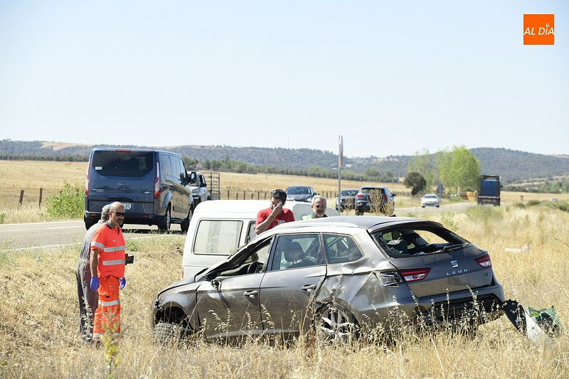 Foto 4 - Un turismo impacta en la carretera de Cáceres contra una furgoneta que estaba haciendo un giro