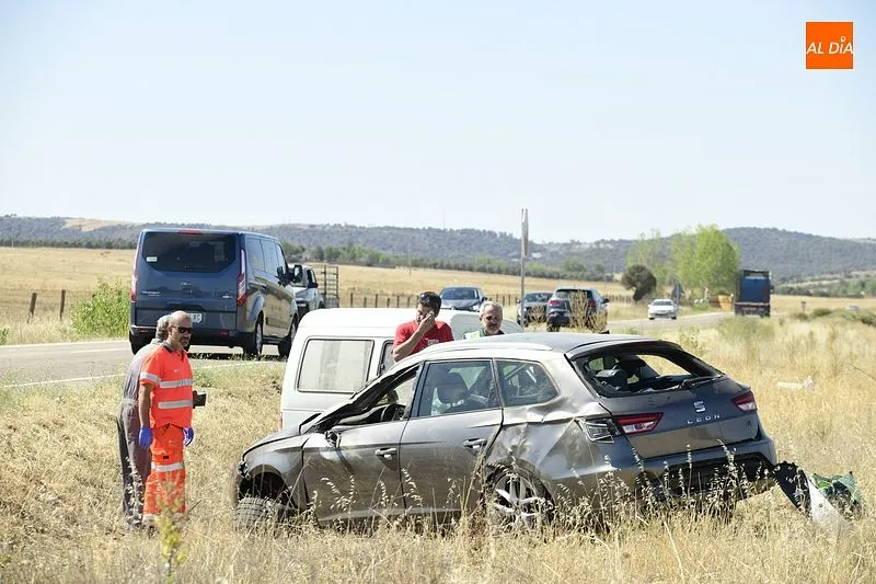 Foto 4 - Un turismo impacta en la carretera de C&aacute;ceres contra una furgoneta que estaba haciendo un giro