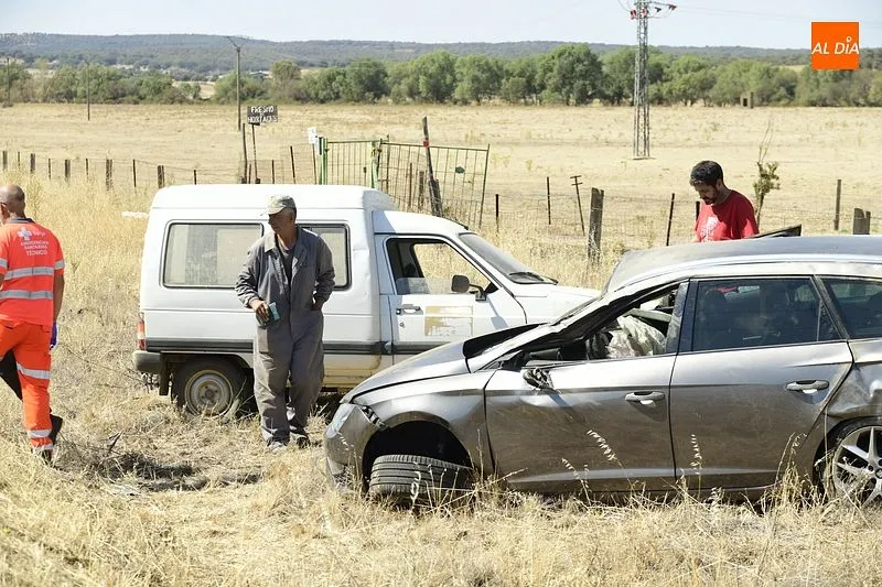 Foto 3 - Un turismo impacta en la carretera de C&aacute;ceres contra una furgoneta que estaba haciendo un giro
