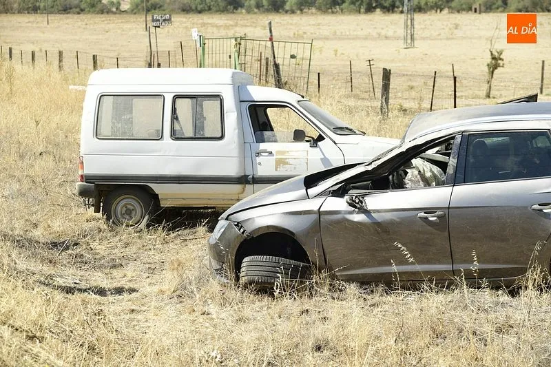 Foto 2 - Un turismo impacta en la carretera de C&aacute;ceres contra una furgoneta que estaba haciendo un giro