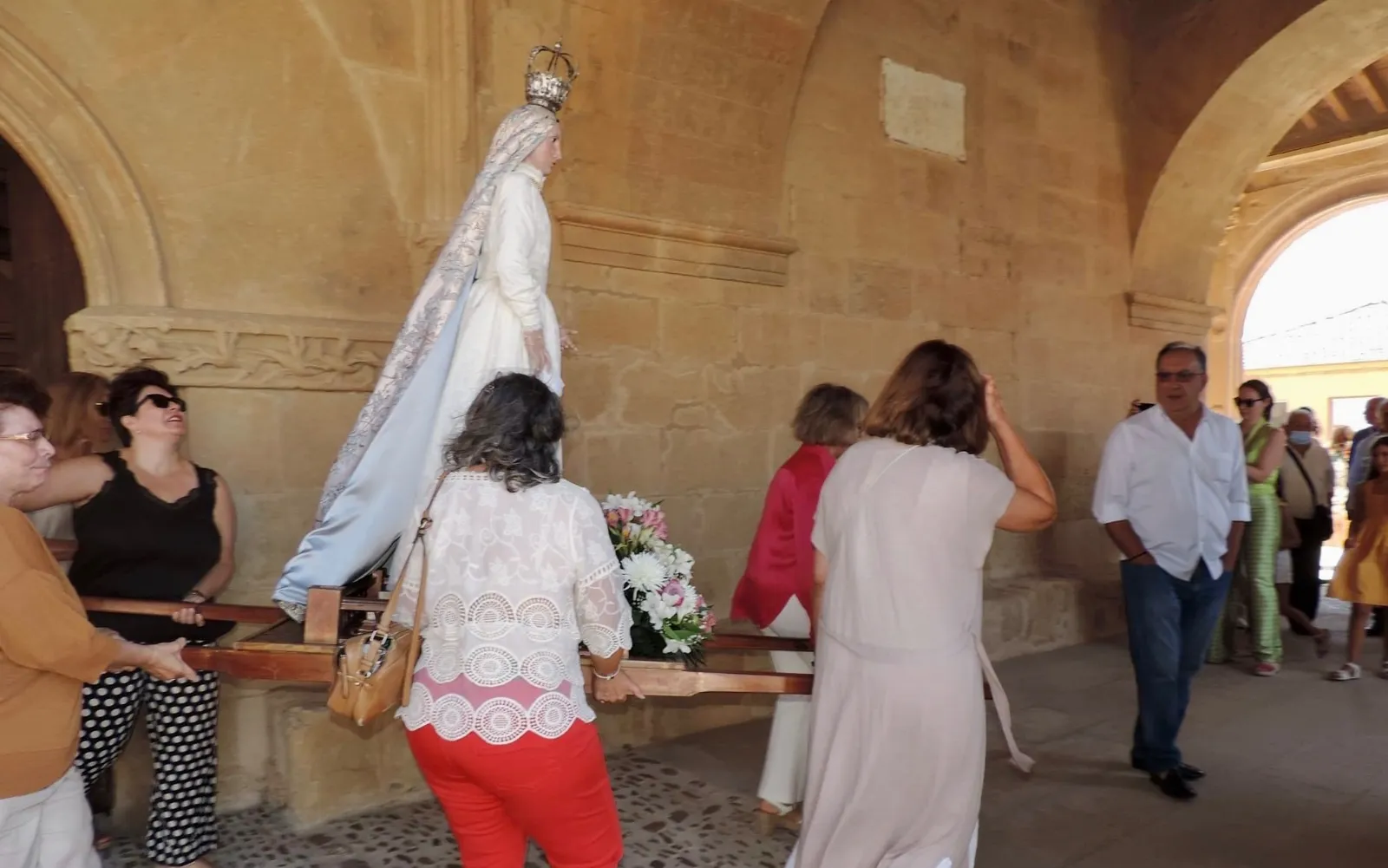 Aldearrubia a festejado este lunes en las calles a su patrona, la Virgen de la Asunciòn