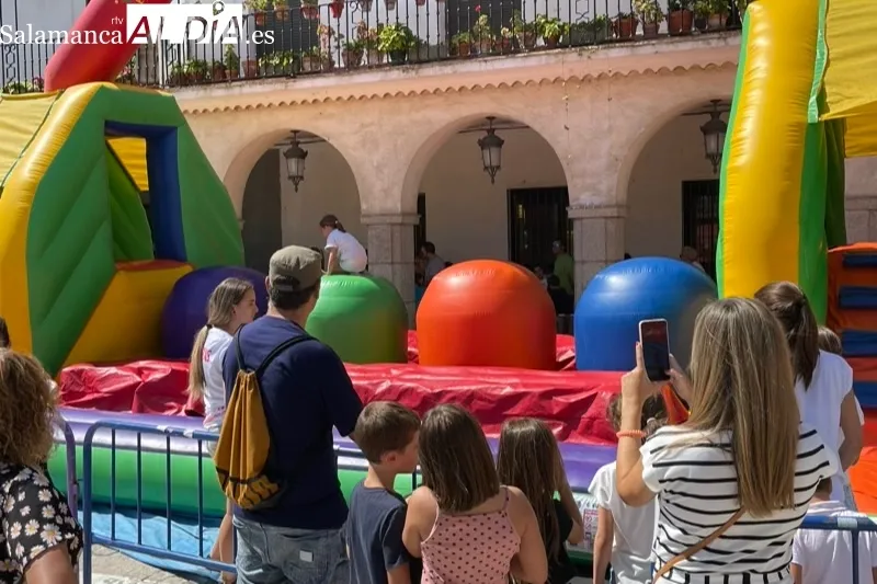 Grandes y pequeños disfrutaban con el Parque Infantil de la Plaza Nueva