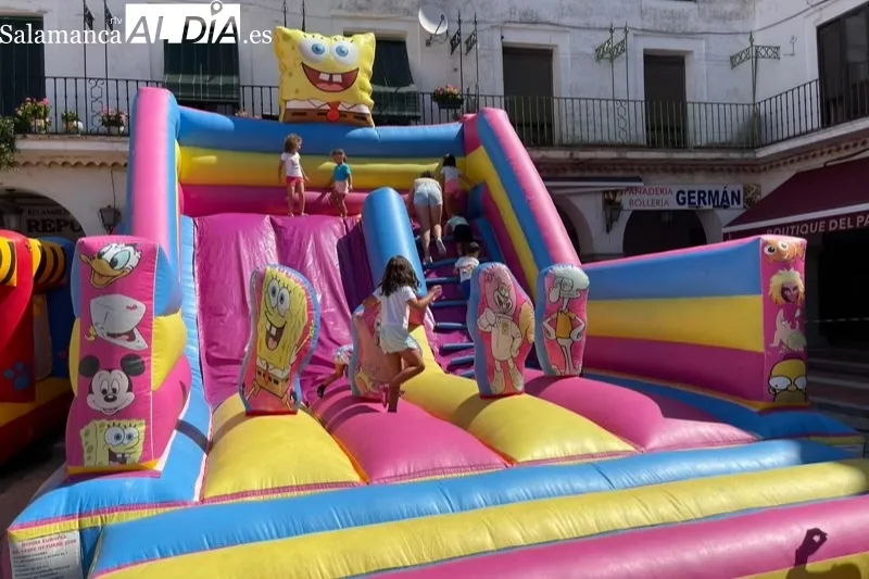 Grandes y pequeños disfrutaban con el Parque Infantil de la Plaza Nueva