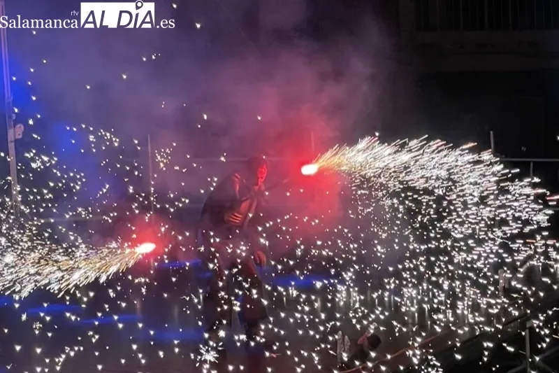 Foto 10 - Pe&ntilde;aranda arde de nuevo junto a Kull D&acute;Sac y miles de personas