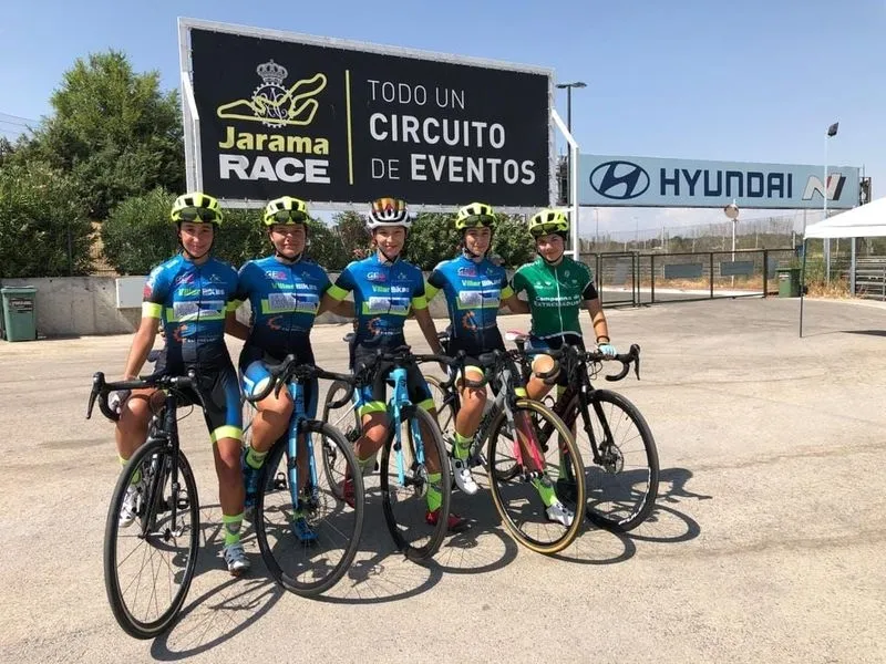Foto 2 - Paso triunfal de la Escuela de Ciclismo de Salamanca por el circuito del Jarama