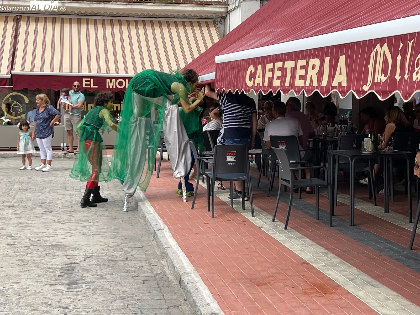 El animado Pasacalles de Margaritas Yellow animaba la mañana festiva en Peñaranda