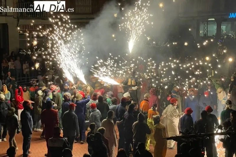 La Plaza de España se convertía hace siete días en una explosiòn multitudinaria de alegría con la vuelta de las Ferias y Fiestas 