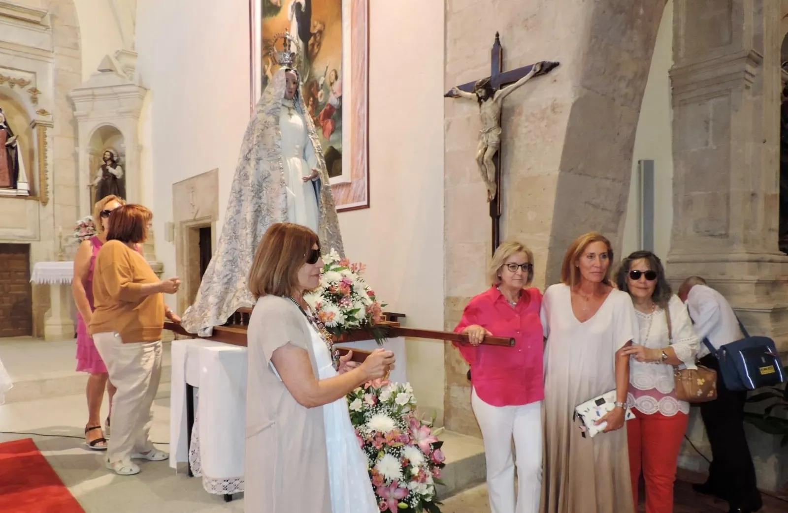 Aldearrubia a festejado este lunes en las calles a su patrona, la Virgen de la Asunciòn