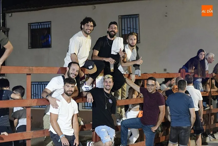 Foto 2 - Concurrid&iacute;sima madrugada taurina en Serradilla del Llano