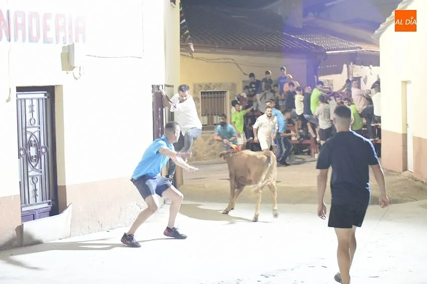 Foto 5 - Concurrid&iacute;sima madrugada taurina en Serradilla del Llano