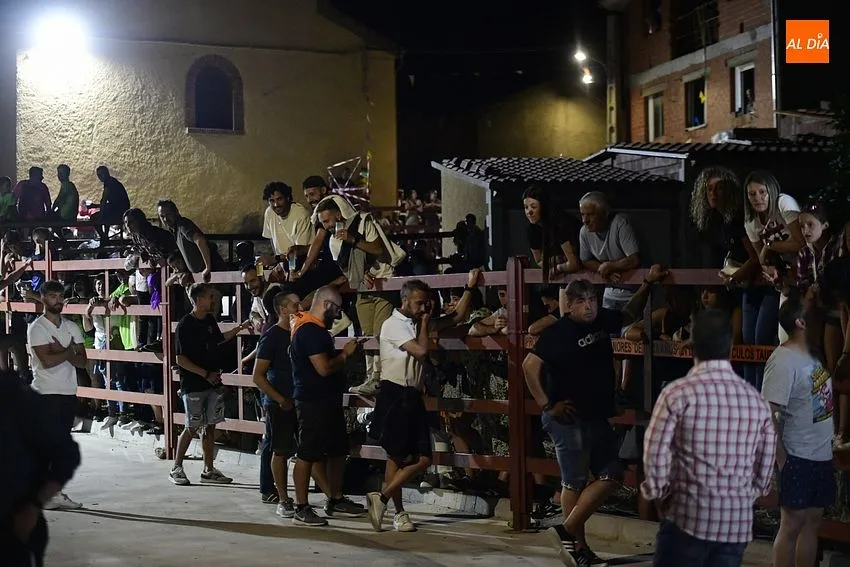 Foto 6 - Concurrid&iacute;sima madrugada taurina en Serradilla del Llano