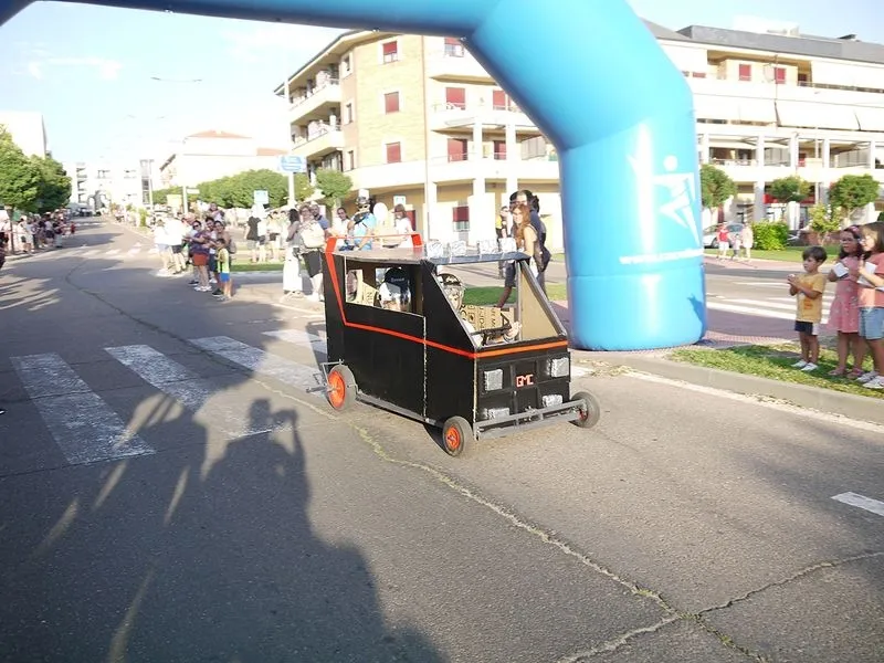 Divertida carrera de Autos Locos en Carbajosa de la Sagrada