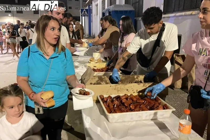 La parrillada solidaria de fiestas en Peñaranda se ha vivido de manera multitudinaria