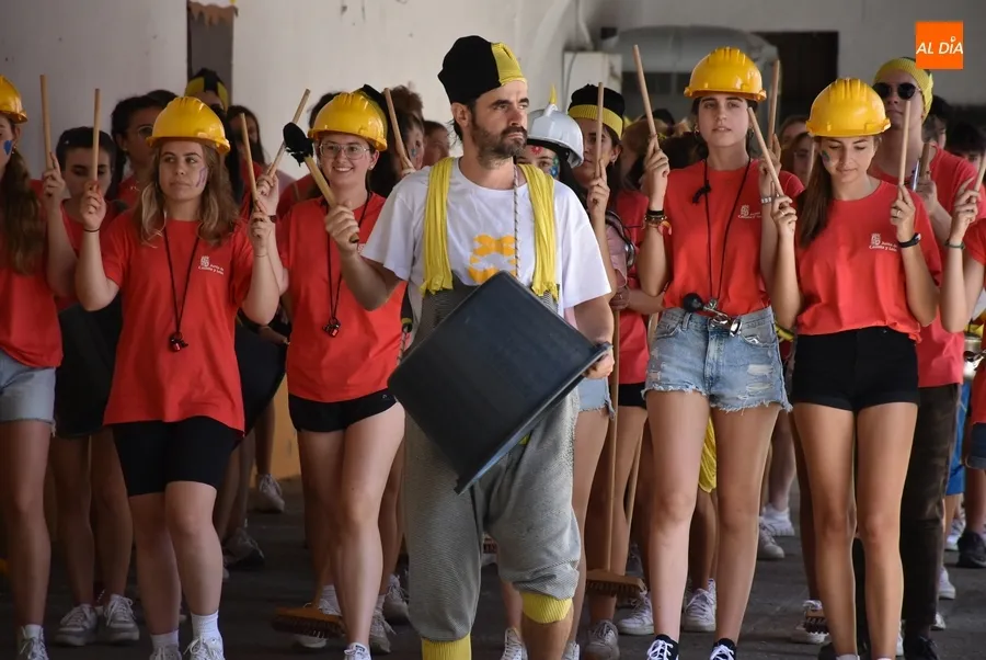 Foto 3 - Los j&oacute;venes del Divierteatro llevan a cabo una sesi&oacute;n especial de su pasacalles
