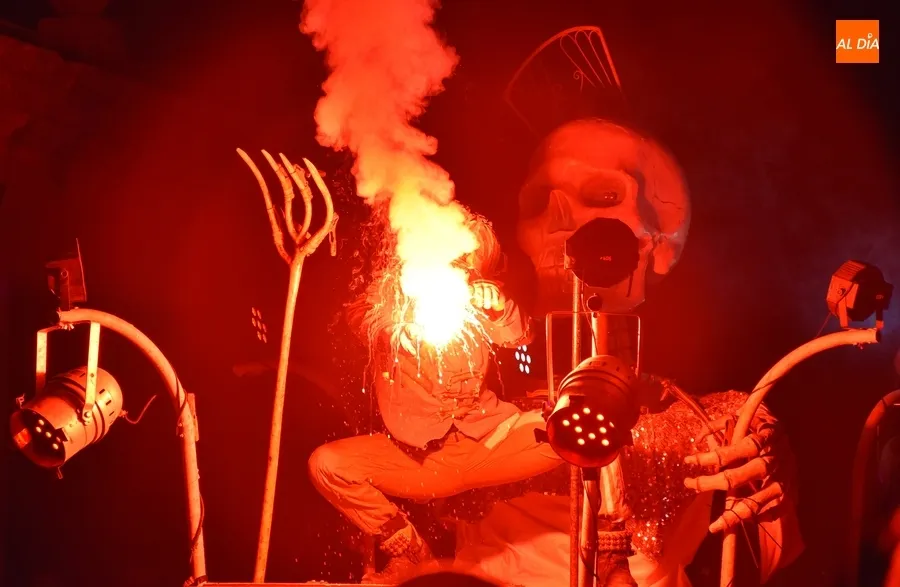 Foto 2 - Potent&iacute;simo pasacalles pirot&eacute;cnico para festejar por todo lo alto las 25 ediciones de la Feria de Teatro