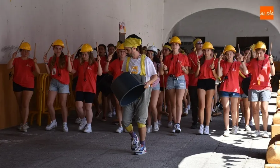 Foto 4 - Los j&oacute;venes del Divierteatro llevan a cabo una sesi&oacute;n especial de su pasacalles