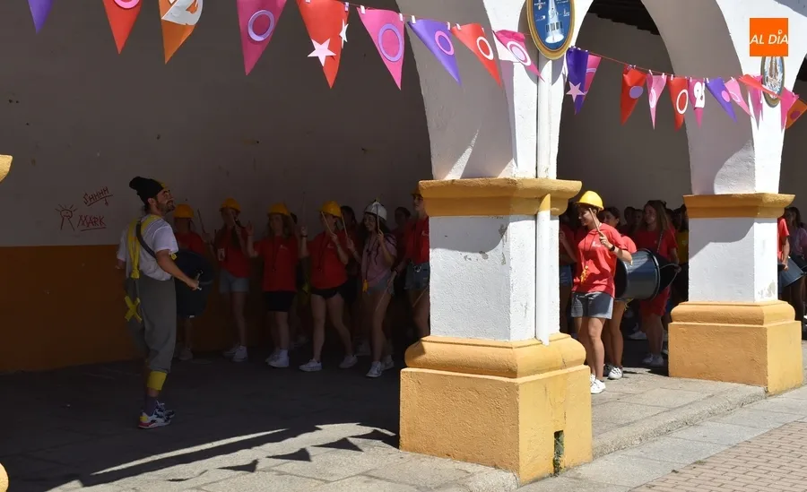 Foto 5 - Los j&oacute;venes del Divierteatro llevan a cabo una sesi&oacute;n especial de su pasacalles