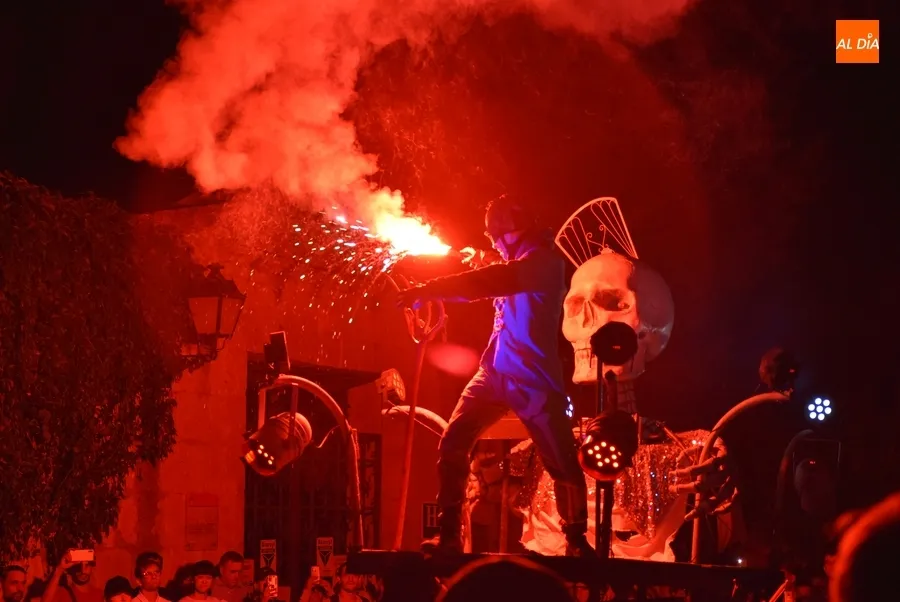 Foto 4 - Potent&iacute;simo pasacalles pirot&eacute;cnico para festejar por todo lo alto las 25 ediciones de la Feria de Teatro