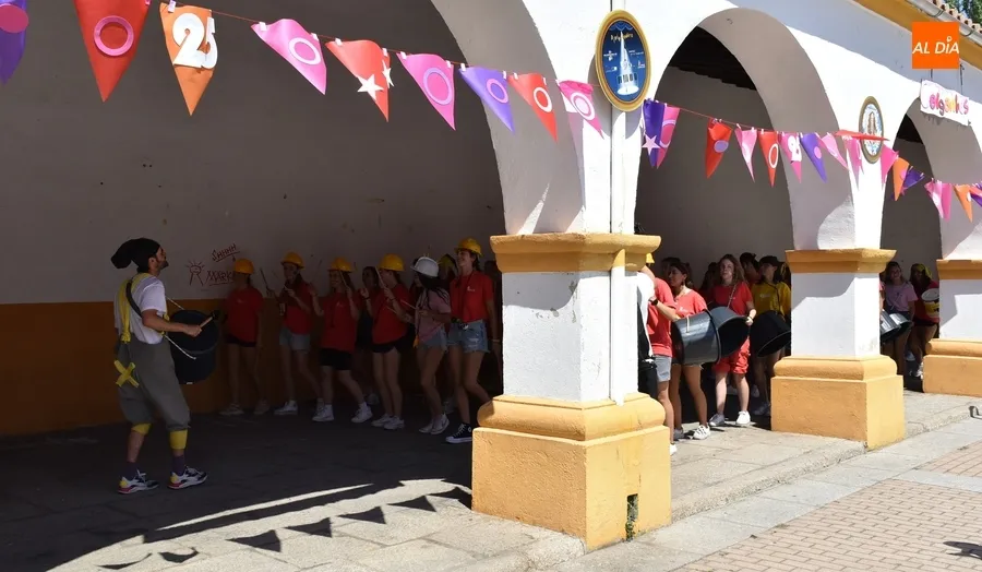 Foto 6 - Los j&oacute;venes del Divierteatro llevan a cabo una sesi&oacute;n especial de su pasacalles