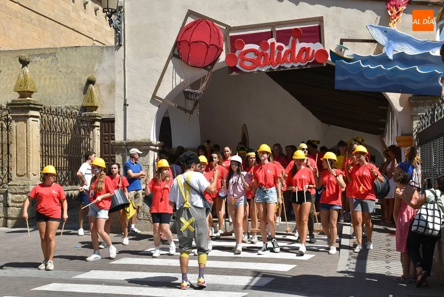Foto 7 - Los j&oacute;venes del Divierteatro llevan a cabo una sesi&oacute;n especial de su pasacalles