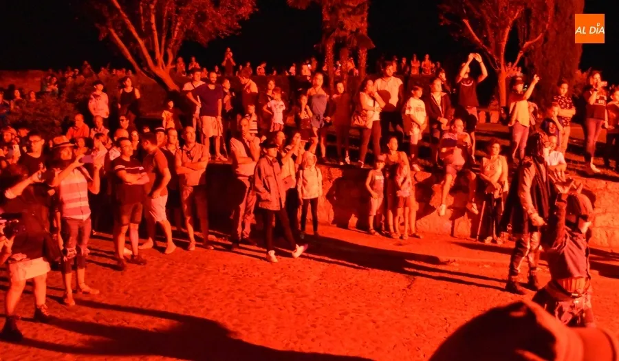 Foto 6 - Potent&iacute;simo pasacalles pirot&eacute;cnico para festejar por todo lo alto las 25 ediciones de la Feria de Teatro